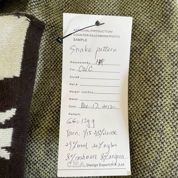 Gorgeous cashmere blend snake pattern knit wrap - Picture 5 of 6